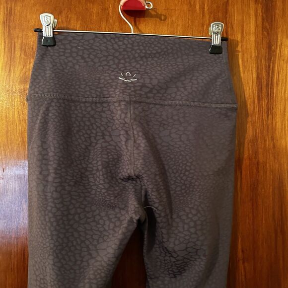 Beyond Yoga Leggings Gray Feline Jacquard Shadow High Waisted Midi Women's Small - Picture 6 of 8